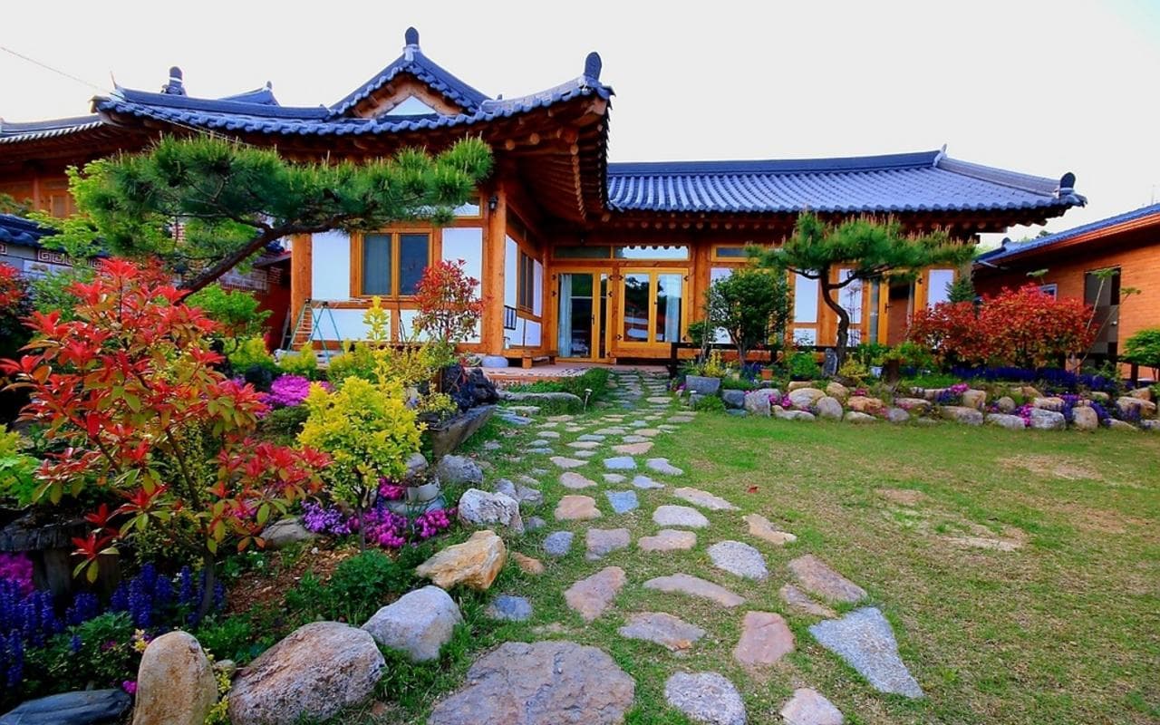 희락정 한옥 본채와 봄꽃이 핀 앞마당